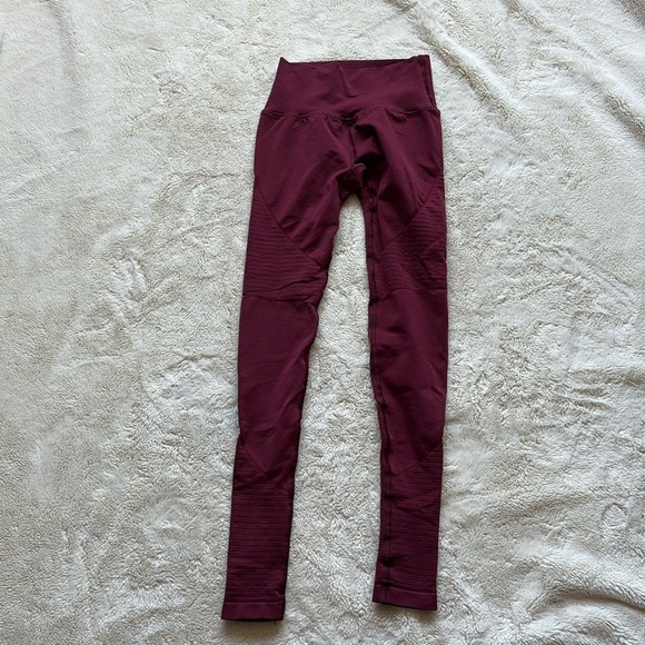 Alphalete Pants - Alphalete High-Waist Leggings – Burgundy XS | Muscle Fit| Sculpting Activewear |